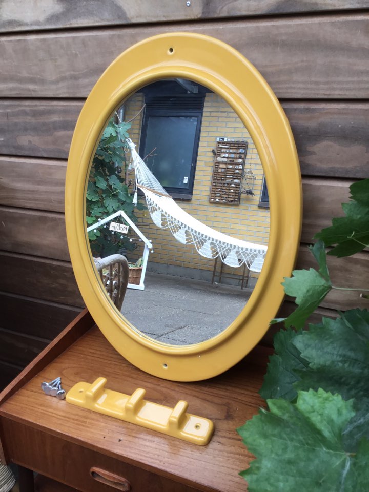 #spejl #vægspejl #badeværelsesspejl#porcelænsspejl #knage #retro#vintage #okkergul