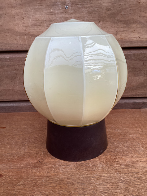 #artdeco#lampekuppel#opalglas#elfenbensfarvetglas#væglampe#badeværelse#belysning#vintagevæglampe #vintage#vintagelamp #retrolamper#væglampe#badeværelseslampe#sengelampe#belysning#vintage#midcenturymodern#danishmodern#tilsalg #sælges#forsale #loppefund#genbrug#midmod #classic#interiordesign#homedecor