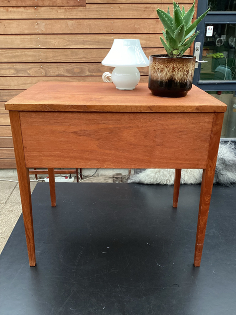 #teak #teakmøbel #skuffemøbel#natbord #natbordpåhjul#skuffemøbelpåhjul #vintage#vintagespejl #midcenturymodern#danishmodern #tilsalg #sælges#forsale #loppefund #genbrug#midmod #classic #interiordesign#homedecor #boligindretning#nordichome #nordicstyle#paulinekdk#Vejle#barbord