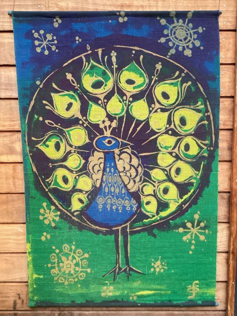#vintage #vægophæng #trykpålærred#vægtæppe#vægkunst#walltapestry#wallhanging#hansjurgenschobel #peacock#hansjürgenschöbel #sødahl#södahlvintage #midmod #danishdesign #scandinaviandesign#indretning #interiør #boligindretning #boligtekstil#tekstilkunst #paulinekdk #vejle