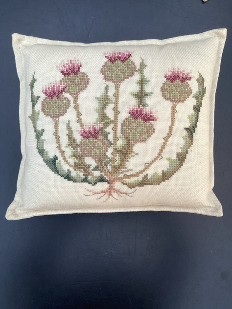#pude #broderi #håndarbejde #håndværk #broderetpude#tidsel #vernerpanton #løgplante #skovensdyr #vintage#retro #interiør #boligindretning #forsale #tilsalg #sælges#loppefund #genbrug #indretning #indretmedgenbrug