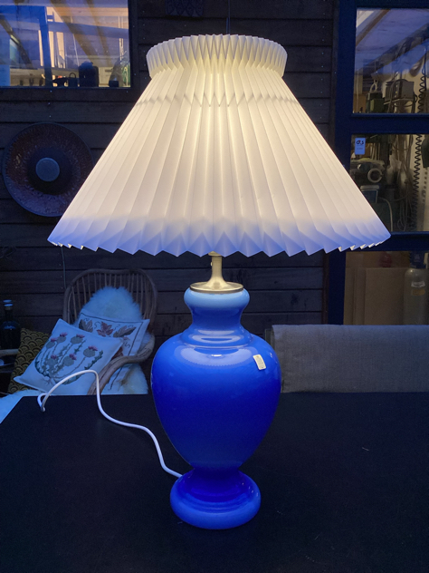 #holmegaardlampe #royalcopenhagen#leklint311#holmegaardbordlampe#overfangsglas#opalglas#opalineglass #holmegaardglasværk#holmegaardglas#leklint#esbenklint #vintage #vintageglas#midmod #interiør #boligindretning #tilsalg #sælges #forsale#genbrug #indretmedgenbrug #paulinekdk #vejle