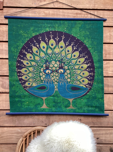 #vintage #vægophæng #trykpålærred#vægtæppe#vægkunst#walltapestry#wallhanging#hansjurgenschobel #peacock#?hansjürgenschöbel #sødahl#södahlvintage #midmod #danishdesign #scandinaviandesign#indretning #interiør #boligindretning #boligtekstil#tekstilkunst #paulinekdk #vejle