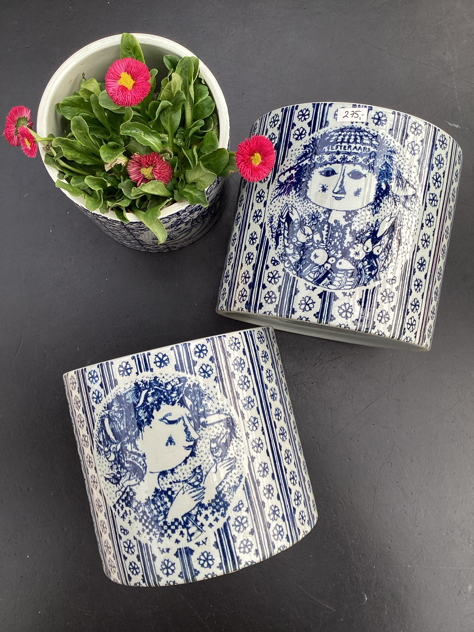 #bjørnwiinblad #bjørnwiinbladskjuler#wiinblad#wiinbladskjuler#nymølle#nymøllekeramik#wiinbladnymølle #wiinbladpotteskjuler #wiinbladporcelæn#potteskjuler#fajance#urtepotteskjuler#madeindenmark#danishdesign#danskdesign#secondhand#genbrug#genbrugsguld#vejle#paulinekdk