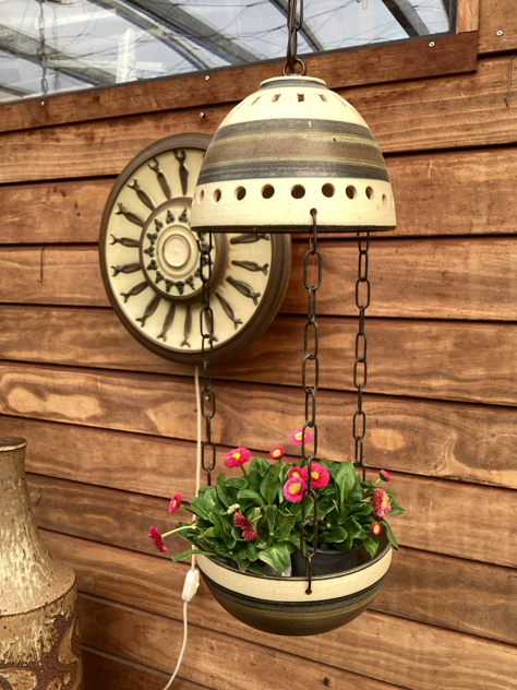 #væglampe #belysning #keramik#potteskjulermedlys#keramiklampe#keramikvæglampe#søholm#søholmkeramik#søholmvæglampe#retro#retrokeramik#axella#jettehellerøe #axellavæglampe#vægophæng #vintage#midcenturymodern #danishmodern#tilsalg #sælges #forsale#genbrug #midmod #classic#interiordesign #homedecor#vintage#vejle#paulinekdk