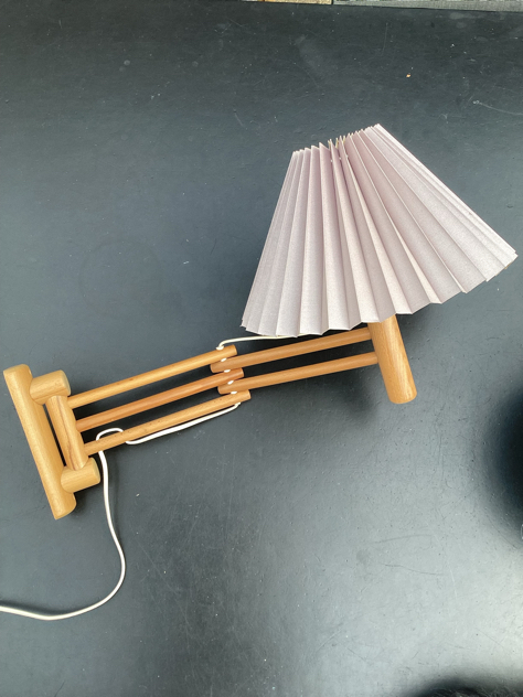 . #svingarmslampe#darø#darøsvingsen#svingsen #lyfa#lyfasakselampe#erikhansen#leklint#lyfa#lyfasaxlampe#leklint234#sakselampeeg #svingarm#teak#sakselampe#teaksakselampe#belysning#væglampe #vintagelamp #svingarmslampe #messing#vintage #brass #antiklampe #interiør#indretning#boligindretning #indretmedgenbrug #danishdesign#væglampe #vejle