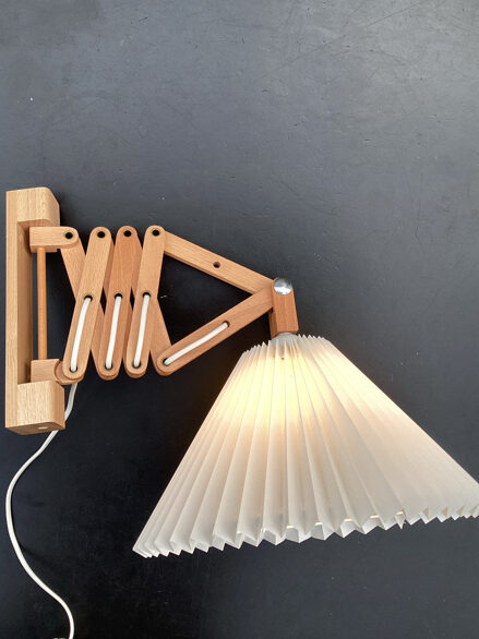 #svingarmslampe#darø#darøsvingsen#svingsen #sakselampe#plisseskærm#lyfa#lyfasakselampe#erikhansen#leklint#lyfa#lyfasaxlampe#leklint234#sakselampeeg #svingarm#teak#sakselampe#teaksakselampe#belysning#væglampe #vintagelamp #svingarmslampe #messing#vintage #brass #antiklampe #interiør#indretning#boligindretning #indretmedgenbrug #danishdesign#væglampe #vejle