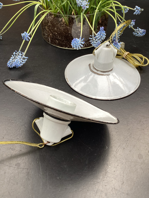 #skomagerlampe #emalje #emaljeskærm #vintage #vintagelampe #midcenturymodern #danishmodern #tilsalg #sælges #forsale #loppefund #genbrug #midmod #classic #interiordesign #homedecor #bæredygtig #paulinekdk#vejle#indretning #indretmedgenbrug