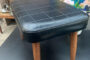Skammel i teak/skai