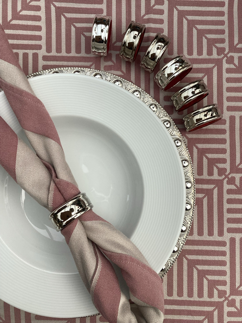 #dækketallerkner#messing#pletsølv#sølvplet#teak#dækketallerken#servietring#servietringeisølv #servietringeimessing #georgjensen#knivbænke#knivbænkeikrystal#georgjensendamask#damaskdug#kimnaver#kimnaverdesign#champagnekøler#coasters#drinksbakke#borddækning #nytårsbord #julebord#julidanmark#Indretning#interiør#vejle#paulinekdk #svane#svaneisølv#svaneservietring