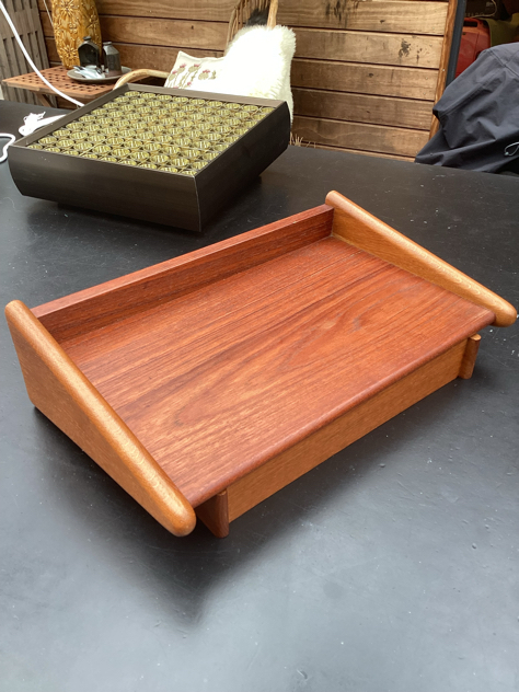 #sengebord#natbord#væghængt#væghængtsengebord#sengeborditeak #teak#sortlakerettræ #børgemogensen#vintage#retro#retromøbler#vintagemøbler#messinggreb#indretning #indretmedgenbrug#interiør#boligindretning #vejle#paulinekdk