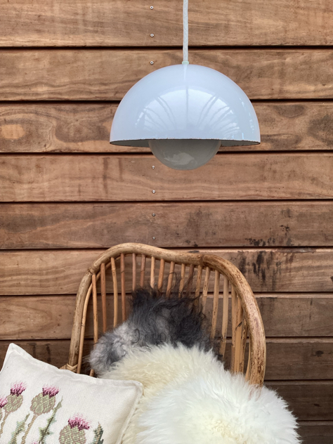 hvidflowerpot.jpg #junolamp#flowerpot#vernerpanton#louispoulsen#flowerpots#vernerpantonflowerpot #vernerpantondesign#flowerpotiemalje#enamellamp#johammerborg#fogmorup#danishdesign#danishlamp #messing#skalalamp#vintagelamp#brass#danishdesign #midcenturymodern#danishmodern#tilsalg #sælges#forsale #loppefund #genbrug#midmod#classic #interiordesign#homedecor#paulinekdk #vejle