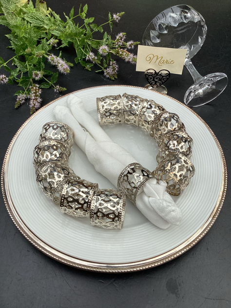 #dækketallerken#servietringe#servietringeimessing#messingdækketallerken#messing#borddækning#servietringeiguld#madeindenmark#vintage#midcenturymodern#danishmodern#tilsalg#sælges#forsale #loppefund#genbrug#midmod#classic#interiordesign#homedecor#bæredygtig#indretning#indretmedgenbrug#paulinekdk #vejle#messingservietringe