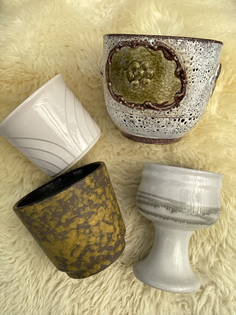 #vintage #vintagekeramik #westgermanypottery #løvemose#ravnild#ravnildkeramik #westgermany#løbeglasur#lavaglasur#fatlava#potteskjuler#rustikpotte#urtepotteskjuler #urtepotte #tilsalg #sælges #paulinekdk #borddækning #madeindenmark #midcenturymodern #danishmodern #tilsalg #sælges #forsale #loppefund #genbrug #midmod #classic #interiordesign #homedecor #bæredygtig #indretning