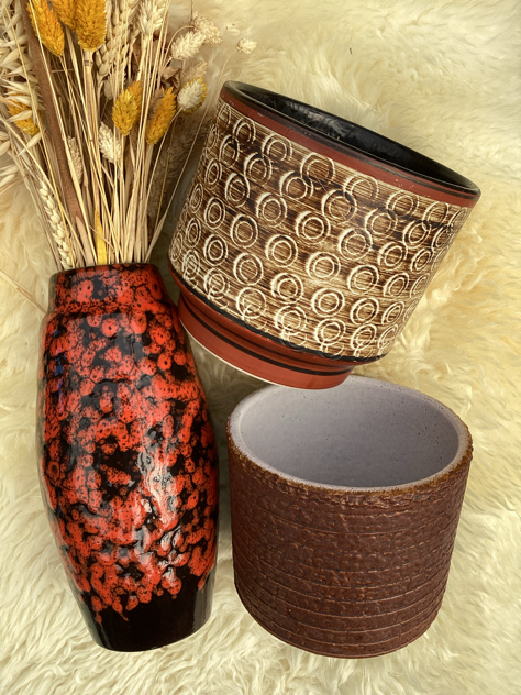 #vintage #vintagekeramik #westgermanypottery #løvemose#ravnild#ravnildkeramik #westgermany#løbeglasur#lavaglasur#fatlava#potteskjuler#rustikpotte#urtepotteskjuler #urtepotte #tilsalg #sælges #paulinekdk #borddækning #madeindenmark #midcenturymodern #danishmodern #tilsalg #sælges #forsale #loppefund #genbrug #midmod #classic #interiordesign #homedecor #bæredygtig #indretning