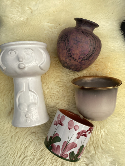 #vintage #vintagekeramik #westgermanypottery #løvemose#ravnild#ravnildkeramik #westgermany#løbeglasur#lavaglasur#fatlava#potteskjuler#rustikpotte#urtepotteskjuler #urtepotte #tilsalg #sælges #paulinekdk #borddækning #madeindenmark #midcenturymodern #danishmodern #tilsalg #sælges #forsale #loppefund #genbrug #midmod #classic #interiordesign #homedecor #bæredygtig #indretning