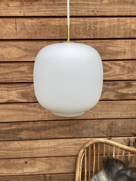 #vilhelmlauritzen#radiohuspendel#louispoulsen#madeindenmark#opalglas#opaline#lyfa#belysning#opalpendel#lysekrone#chandelier#messing#brass##scandinaviandesign#danishdesign#interiør#indretning#boligindretning#vintage#midmod#designclassic #designclassics#vejle#paulinekdk