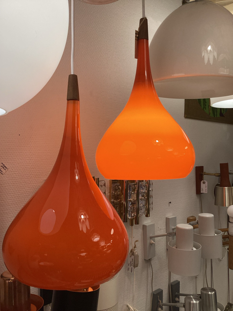 orangedraaber.jpg #holmegaard#kretapendel#holmegaardkreta#jacobbang#jacobebang #orangeglass #nordisksolar#actonbjørn#sigvardbernadotte#holmegaardteardrop#teardrop#teardroppendel#glas#overfangsglas#lilla#lillapendel#purplelamp#purpleglass#midmod#belysning#vintage#interiør#boligindretning#vejle#paulinekdk