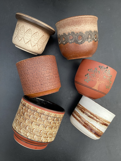 #vintage #vintagekeramik #westgermanypottery#løvemose#ravnild#ravnildkeramik#westgermany#løbeglasur#lavaglasur#fatlava#potteskjuler#rustikpotte#urtepotteskjuler #urtepotte #tilsalg #sælges#paulinekdk #borddækning #madeindenmark#midcenturymodern #danishmodern #tilsalg #sælges #forsale#loppefund #genbrug #midmod #classic #interiordesign#homedecor #bæredygtig #indretning