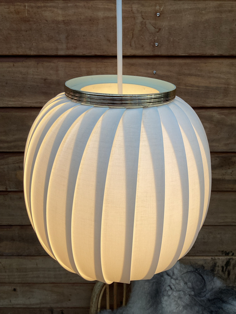 bojan.jpg #larsschiøler#larsschiølerlampe #hoyruplight#hoyrup#holmsørensenlampe #holmsorensen #moonlamp#moonlampe#pendel#belysning#loftlampe #1960s#midmod#danishdesign#vintage#vejle#paulinekdk
