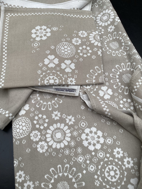 #dækketallerkner#messing#pletsølv#sølvplet#teak#dækketallerken#servietring#servietringeisølv #servietringeimessing#georgjensen#knivbænke#knivbænkeikrystal#georgjensendamask#damaskdug#kimnaver#kimnaverdesign#champagnekøler#coasters#drinksbakke#borddækning #nytårsbord#julebord#julidanmark#Indretning#interiør#vejle#paulinekdk#svane#svaneisølv#svaneservietring