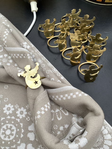 #dækketallerkner#messing#pletsølv#sølvplet#teak#dækketallerken#servietring#servietringeisølv #servietringeimessing#engle#georgjensen#jul2025#georgjensendamask#damaskdug#kimnaver#kimnaverdesign#champagnekøler#coasters#drinksbakke#borddækning #nytårsbord#julebord#julidanmark#Indretning#interiør#vejle#paulinekdk#svane#svaneisølv#svaneservietring