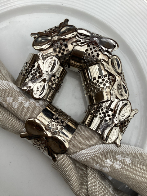 #dækketallerken#servietringe#servietringeimessing#messingdækketallerken#messing#borddækning#servietringeiguld#madeindenmark#vintage#midcenturymodern#danishmodern#tilsalg#sælges#forsale #loppefund#genbrug#midmod#classic#interiordesign#homedecor#bæredygtig#indretning#indretmedgenbrug#paulinekdk #vejle#messingservietringe