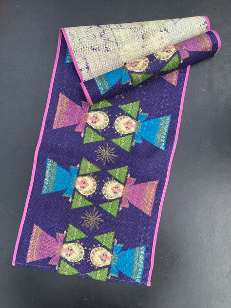 sodahlloeber.jpg #adventsstage#englestage#messingpynt#perleklokke#perlepynt#juletextil#juletræsfod #jul#julebroderi#julepynt#hækletpynt#julidanmark #jul2025#juleting #juletræ#södahl#inkaprint#juleløber#sødahl#inkaprint#julebroderi#juletræstæppe #kalenderlys#kalenderstage#vintagejul #julepynt#støbejern #tilsalg #sælges #forsale #paulinekdk #vejle