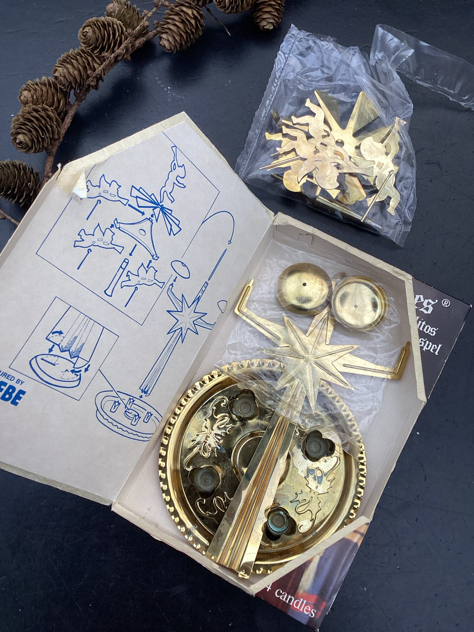 #englestage #jul #julidanmark #jul2024#juleting#juletræ#kalenderlys#kalenderstage#vintagejul #julepynt#støbejern#tilsalg #sælges #forsale #juletræsfodijern#paulinekdk#Vejle#daellsvarehus#messing#messingophæng#messingjulepynt#messingengle#messingpynt#engel#engle#englespil#englespilimessing