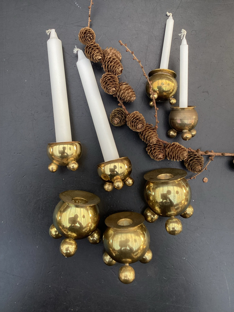 kuglestager.jpg #juletræsfod #jul #julidanmark #jul2025#juleting#juletræ#kalenderlys#kalenderstage#vintagejul #julepynt#støbejern#tilsalg #sælges #forsale #juletræsfodijern#paulinekdk #lysholder #kuglestage#tobiasjacobsendesign#Vejle#daellsvarehus#messing#messingoohæng#messingjulepynt