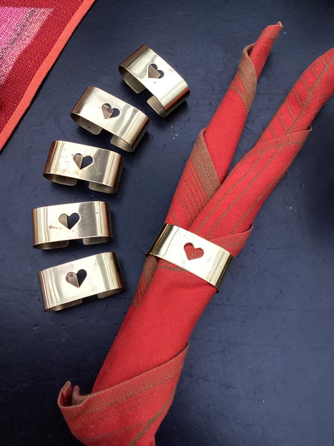 6servietholdere.jpg #dækketallerkner#messing#pletsølv#sølvplet#teak#dækketallerken#servietring#servietringeisølv #servietringeimessing#jul2025#isspand#isspande#vinkøler#champagnekøler#coasters#drinksbakke#borddækning #nytårsbord#julebord#julidanmark#Indretning#interiør#vejle#paulinekdk