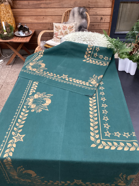 #juletræsfod #jul #julidanmark #jul2023#juleting#juletræ#kalenderlys#kalenderstage#vintagejul #julepynt#støbejern#tilsalg #sælges #forsale #juletræsfodijern#paulinekdk #vejle#juledug#juletekstil