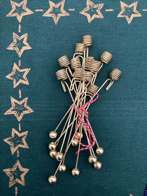 #juletræsfod #jul #julidanmark #jul2025#lysholder#juleting#juletræ#kalenderlys#kalenderstage#vintagejul #julepynt#støbejern#tilsalg #sælges #forsale #juletræsfodijern#paulinekdk #kuglestage#tobiasjacobsendesign#Vejle#daellsvarehus#messing#messingophæng#messingjulepynt#julelys#julelysholder#lysholdere