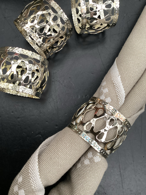 #dækketallerken#servietringe#servietringeimessing#messingdækketallerken#messing#borddækning#servietringeiguld#madeindenmark#vintage#midcenturymodern#danishmodern#tilsalg#sælges#forsale #loppefund#genbrug#midmod#classic#interiordesign#homedecor#bæredygtig#indretning#indretmedgenbrug#paulinekdk #vejle#messingservietringe