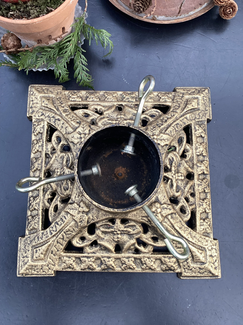 #juletræsfod #jul #julidanmark#jul2025#juleting #juletræ#vintagejul#julepynt #støbejern #tilsalg #sælges#forsale#juletræsfodijern #paulinekdk#vejle#westgermanpottery#westgermany#keramik#juletræsfodikeramik