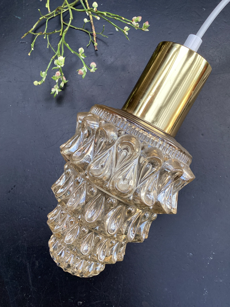 #helenatynell #limburgglashutte #helenatynellglass#helenatynelllamp#perlemorsglas opaline lyfa belysning opalpendel lysekrone chandelier messing brasss candinaviandesign danishdesign interiør indretning boligindretning vintage midmod designclassics vejle paulinekdk 