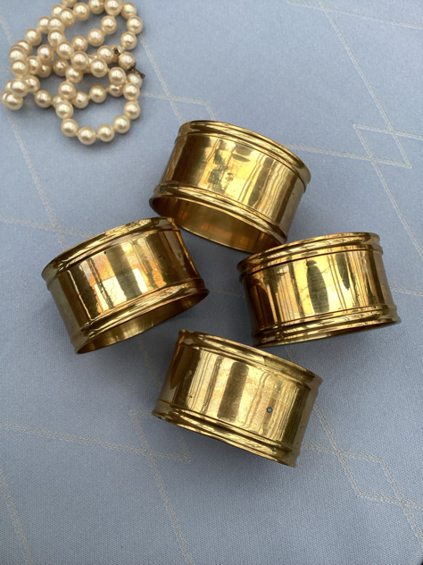 4serviet.jpg #dækketallerken#servietringe#servietringeimessing#messingdækketallerken messing borddækning servietringeiguld madeindenmark vintage midcenturymoder ndanishmodern tilsalg sælges forsale loppefund genbrug midmod classicinterior design homedecor bæredygtigindretning indretmedgenbrug paulinekdk vejle messingservietringe