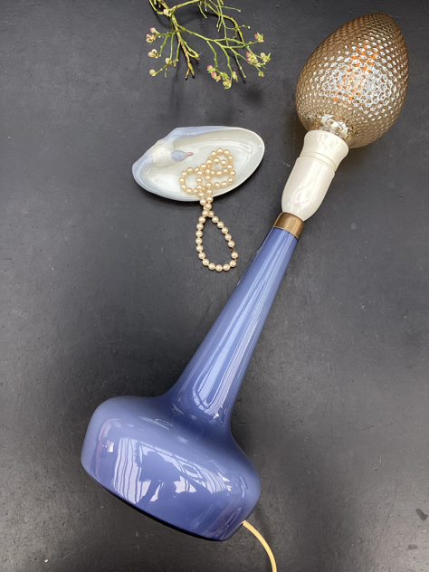 #holmegaardlampe #lavendelblåbordlampe#leklint311#kastrupglas#leklintholmegaardglasværkholmegaardglasleklintesbenklint vintage vintageglas midmod interiør boligindretning tilsalg sælges forsale genbrug indretmedgenbrug paulinekdk vejle