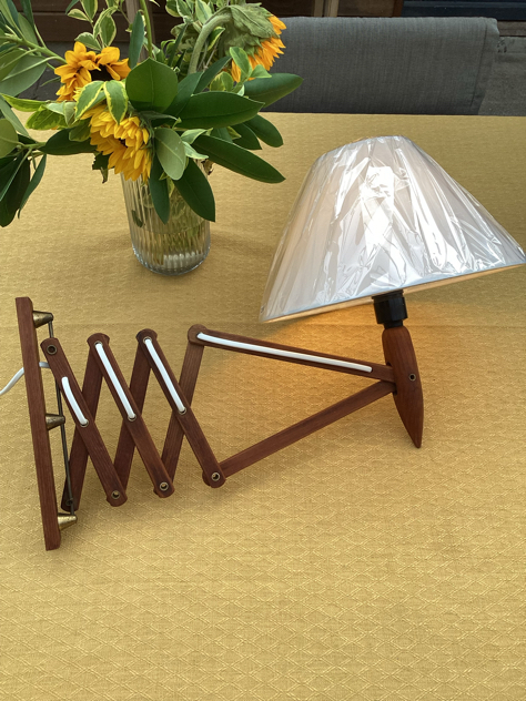 #saxlampe#lyfa#lyfasakselampe#erikhansen#leklintlyfalyfasaxlampeleklint234sakselampeegsvingarmteaksakselampeteaksakselampebelysningvæglampe vintagelamp svingarmslampe messingvintage brass antiklampe interiørindretningboligindretning indretmedgenbrug danishdesignvæglampe vejle paulinekdk