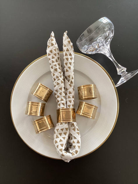 #dækketallerken #servietringe #servietringeimessing#messingdækketallerken messing borddækning servietringeiguld madeindenmark vintage midcenturymodern danishmodern loppefund genbrug midmod classicinterior design homedecor bæredygtigindretning indretmedgenbrug paulinekdk vejle messingservietringe